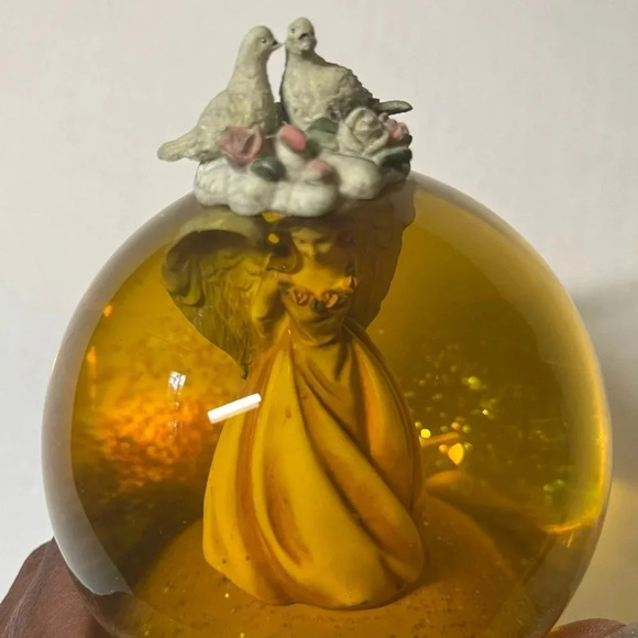 Sankyo vintage Musical snow globe featuring angels on the outside and inside. - Picture 15 of 16